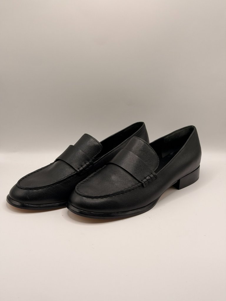 Vince Women's Black Nelli Leather Loafer Sz 40 / Us 9 M
